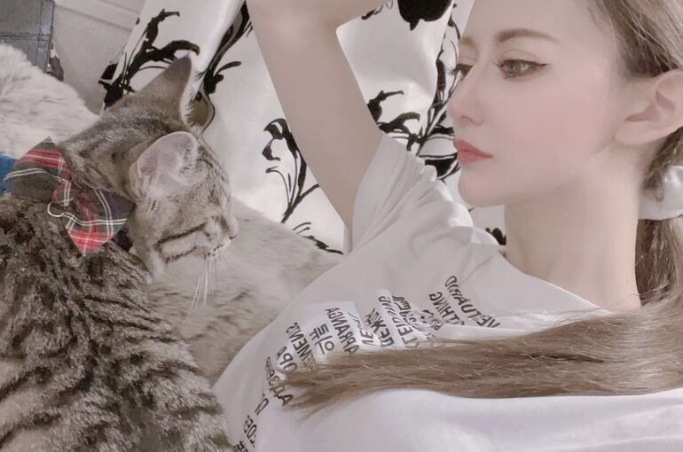 猫と女性